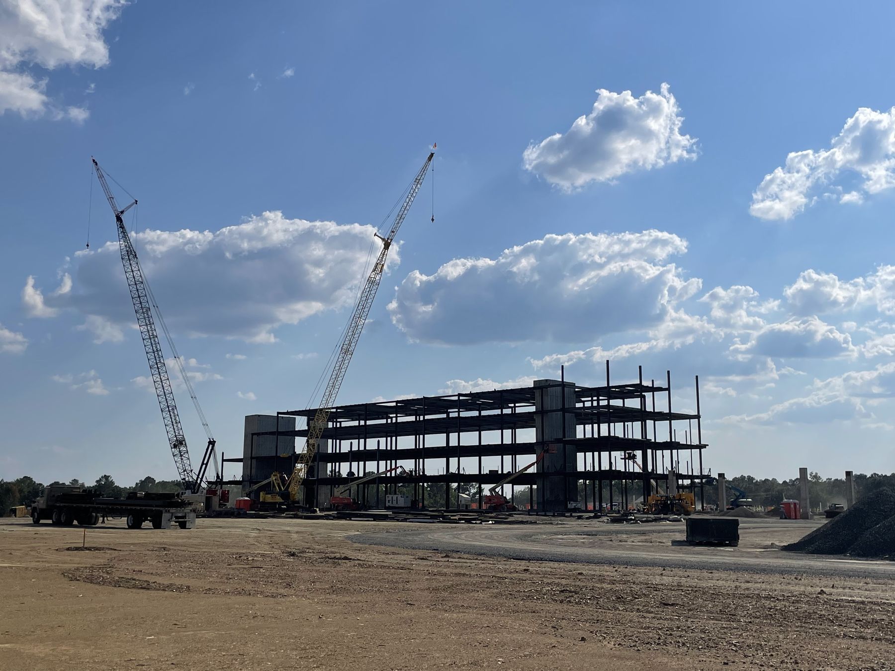 Cranes erecting steel at Choctaw Landing